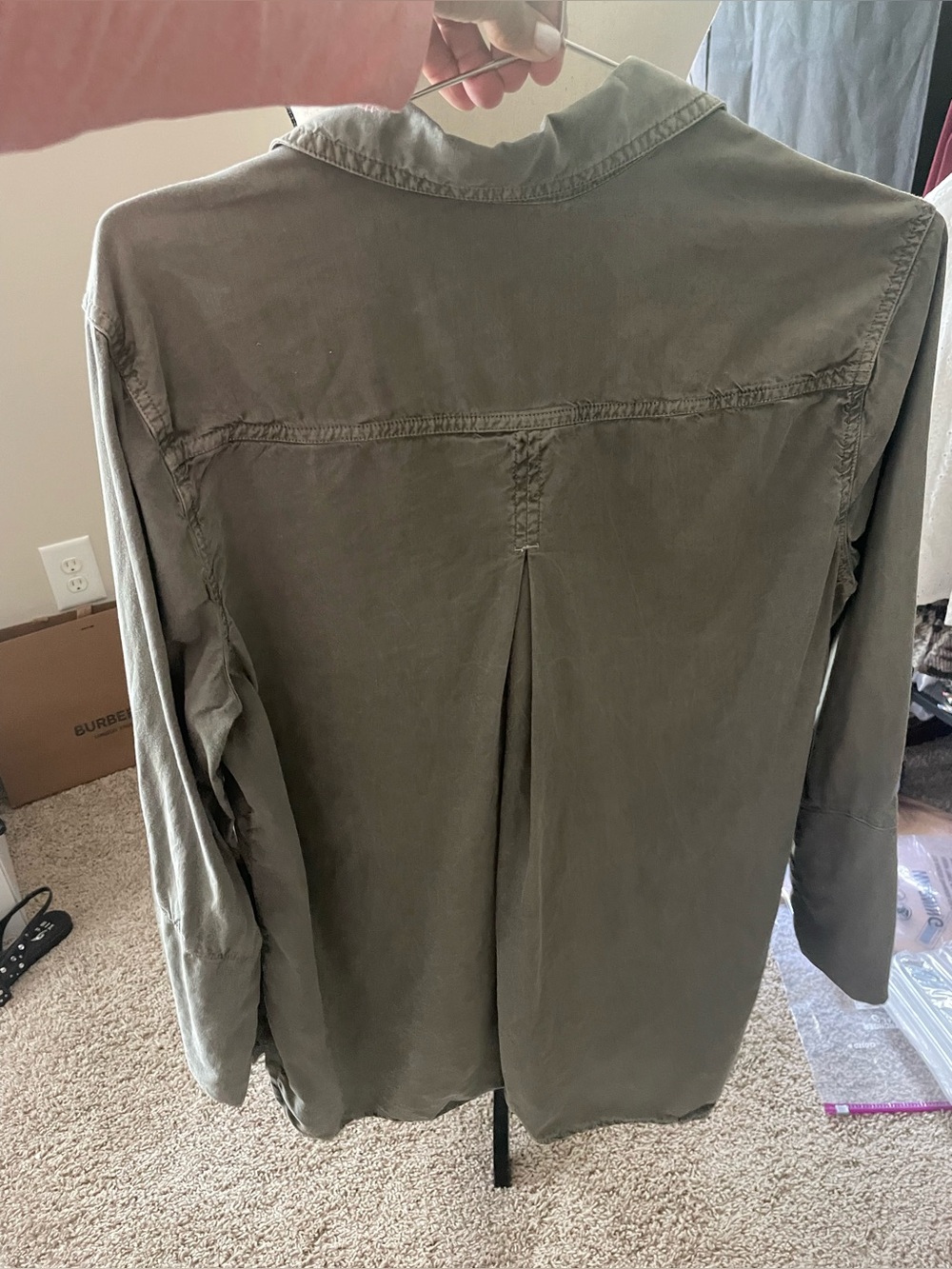 Cloth & Stone Woman’s Button down Shirt in SZ M in gently used condition - Picture 2 of 5